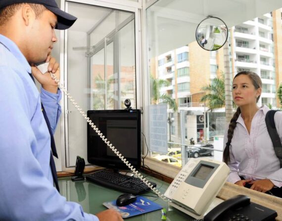 Seguridad para condominios Chile - guardia en control de acceso